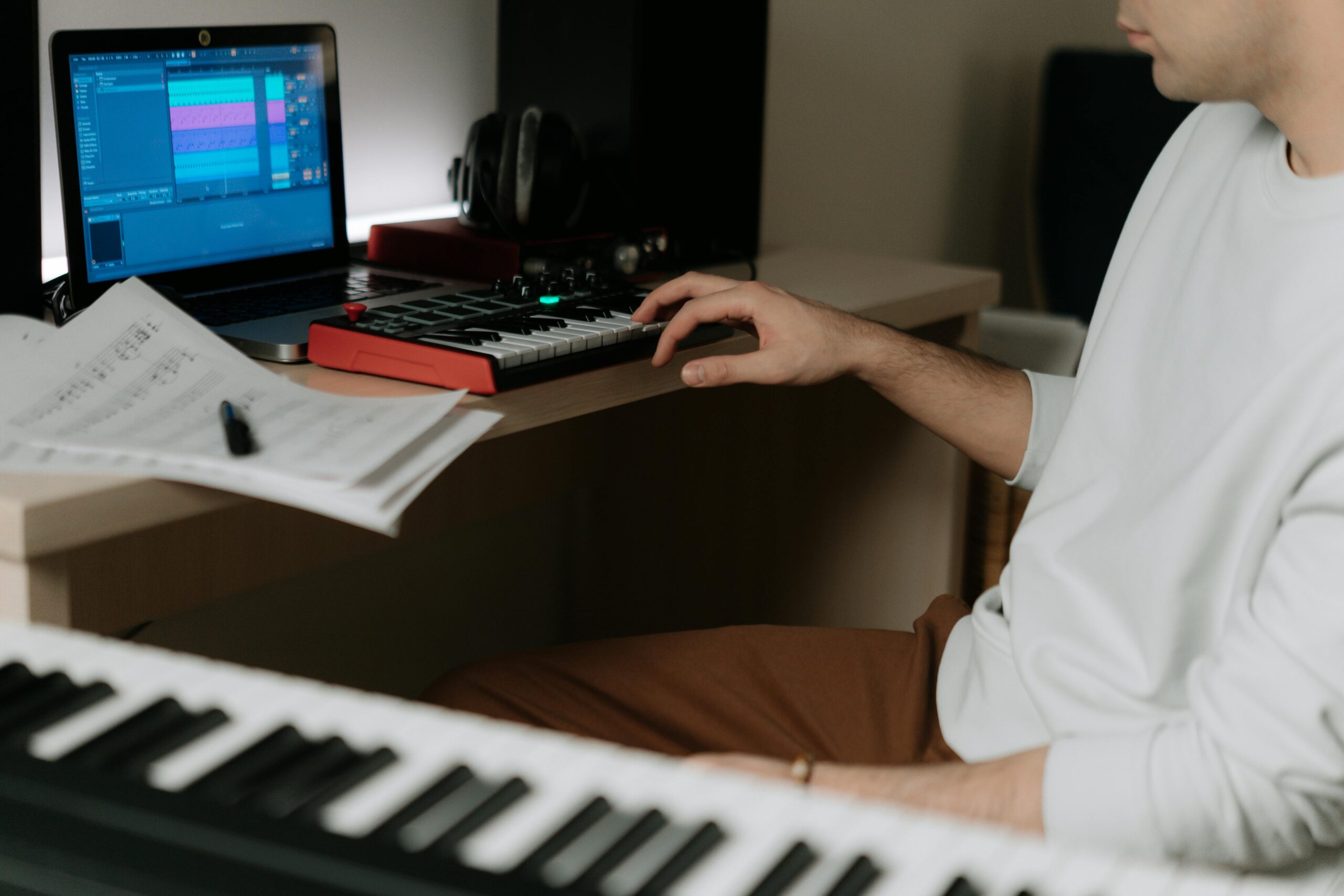 Beatmaker-en-train-de-travailler