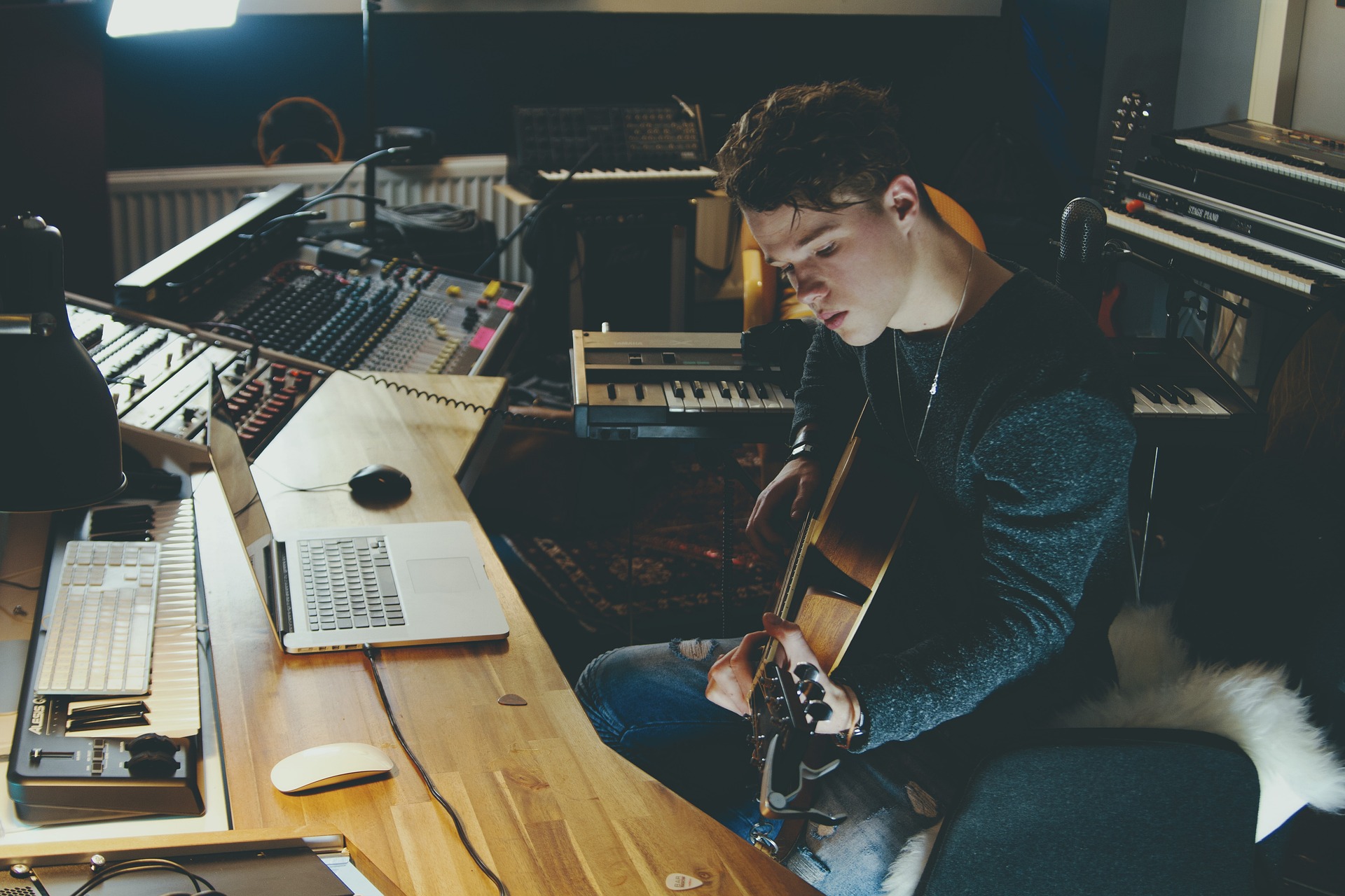 Compositeur-jouant-de-la-guitare-dans-son-studio